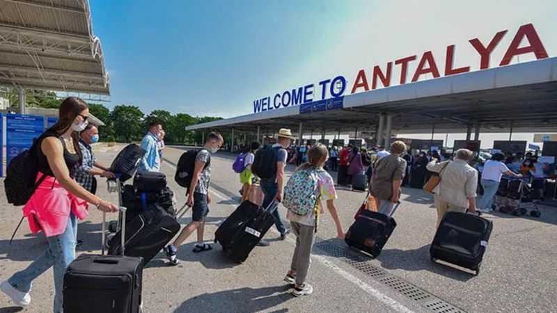 Antalya'ya 11 ayda hava yoluyla 13 milyon turist geldi