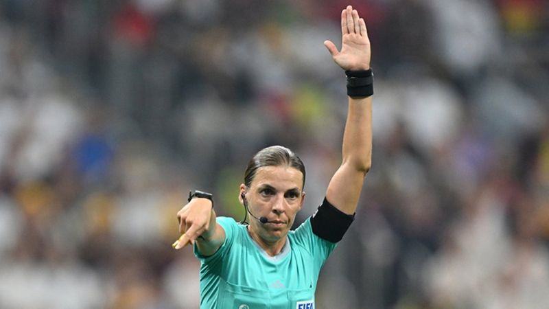 Dünya Kupası'nda ilk kez bir maçı kadın hakem yönetti