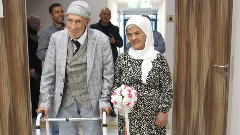 Kilis'te yaşlı çiftin resmi nikahları 33 yıl sonra kıyıldı