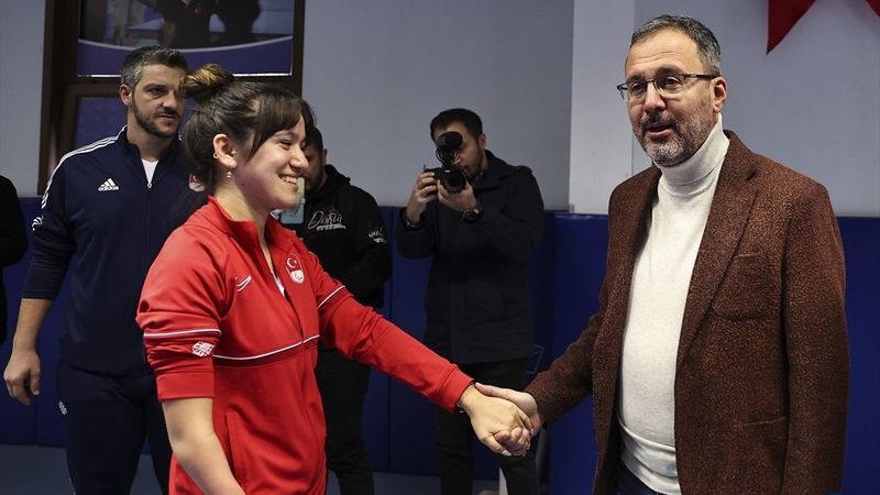 Mehmet Muharrem Kasapoğlu, bedensel engelli masa tenisçilerle buluştu