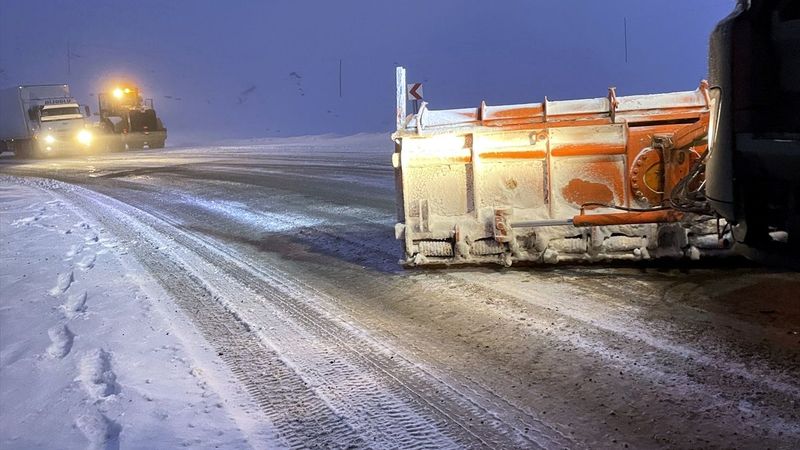 Ardahan'da kar yağışı ve tipi ulaşımı aksatıyor