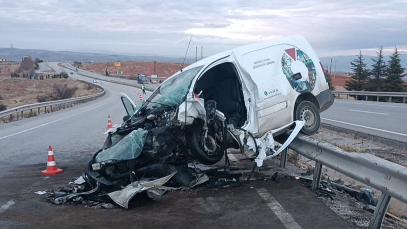 Kırıkkale'de ters şeritte ilerleyen hafif ticari araç, otomobile çarptı 