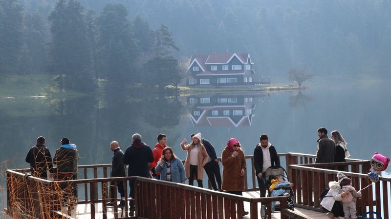 Bolu'da Abant Milli Parkı hafta sonunu yoğun geçirdi