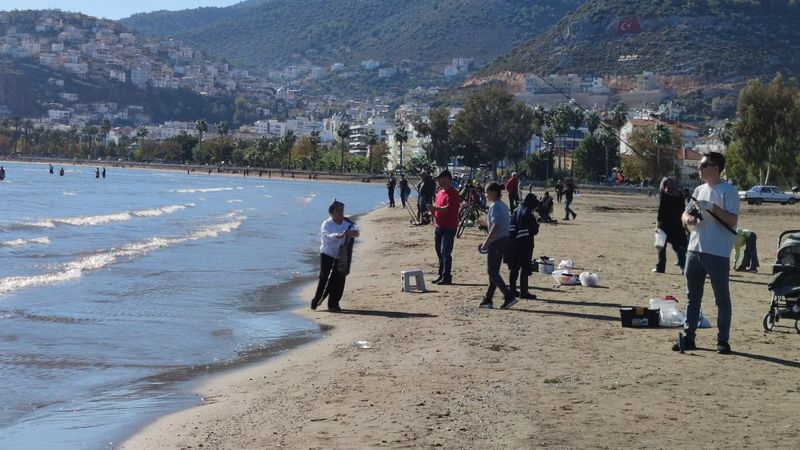 Antalyalılar balık tutmak için sahile koştu
