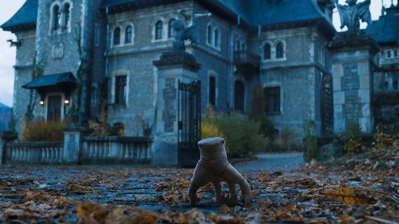 Kamera arkası ifşa oldu! Wednesday'in kesik eli 'Thing' bakın nasıl çekiliyor...