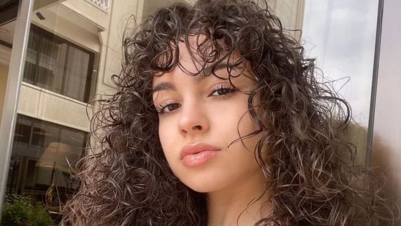 Göz kamaştıran pozlar! Su Burcu Yazgı Coşkun derin yırtmacı ve dekoltesiyle selam çaktı...