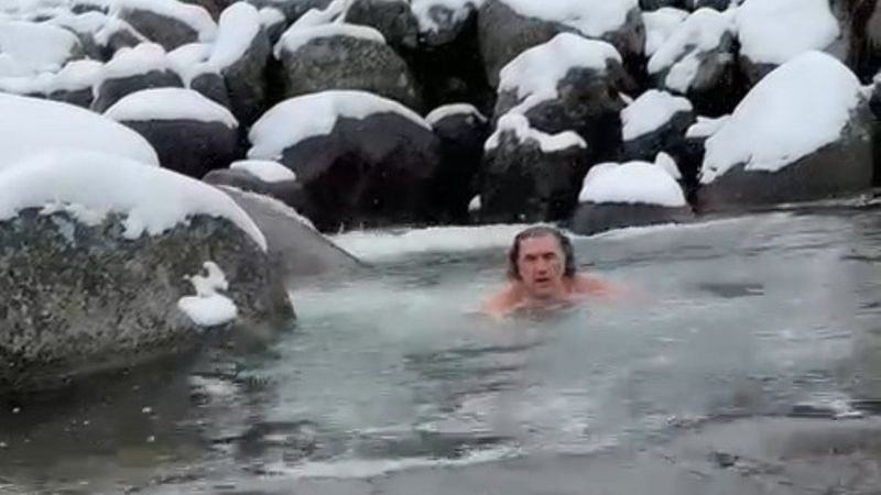 Rize'de buz tutan dereye giren şahıs kamerada