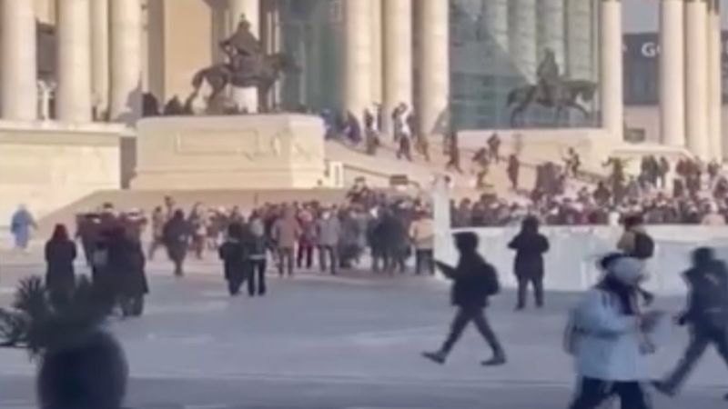 Moğolistan'da yolsuzluk protestoları başkenti karıştırdı