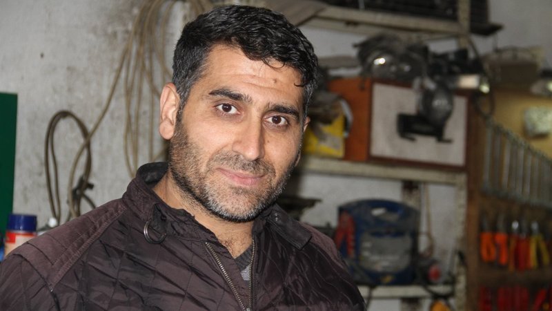 Elazığ'da kumruların yuvası için sobayı yakmıyor