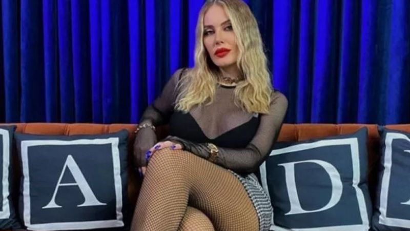 Hande Sarıoğlu kalça pozu verdi, gören dumur oldu! 