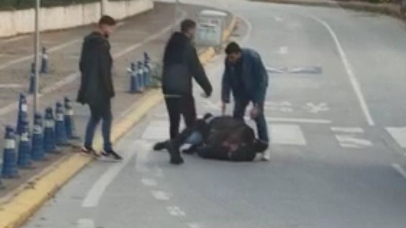 Kocaeli'de iki ev arkadaşı, yolun ortasında kavga etti