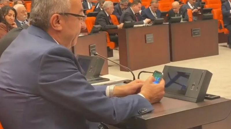 CHP'li Engin Altay bütçe görüşmelerinde oyun oynadı