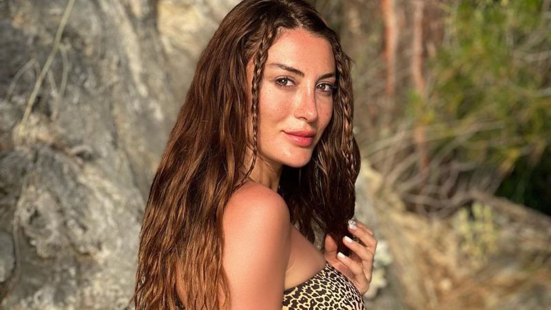 Merve Oflaz mini elbisesiyle pozlar verdi, fiziğini görenin aklı gitti! 'Ceylan gibi sekiyorsun'