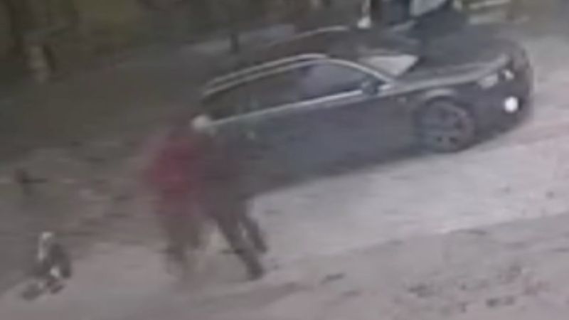 Avcılar'da iki kişi arasındaki beyzbol sopalı kavga kamerada