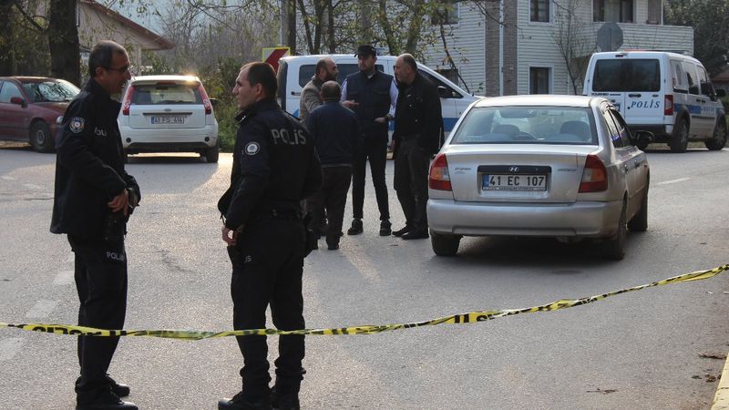 Kocaeli'de husumetlilerin tartışması olaylı bitti: 3 yaralı