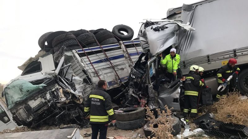 Konya'da 3 tırın karıştığı feci kazada 2 kişi öldü