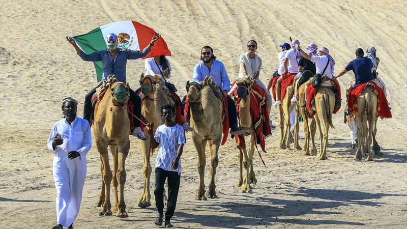 Katar'da futbolseverler çöl safarisi ile eğleniyor