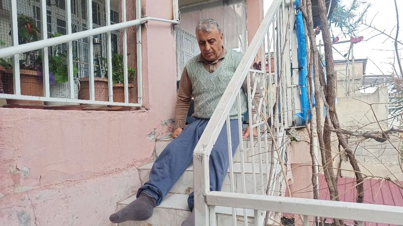 Kahramanmaraş'ta felç geçiren şahıs merdivenleri elleriyle çıkıyor