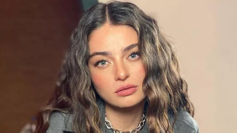 Ayça Ayşin Turan çömeldi, sosyal medya yıkıldı! 