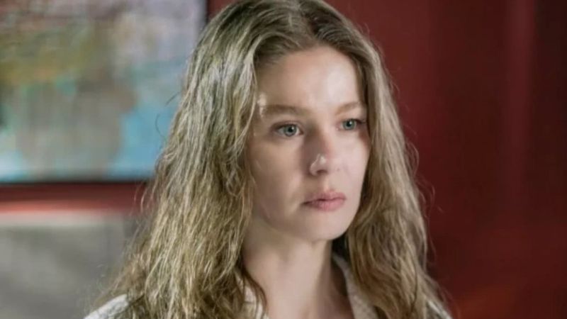 Burcu Biricik straplez dekoltesi ve derin yırtmacıyla poz verdi, takipçileri coştu! 'Eh seni Nalan'