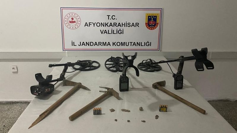 Afyonkarahisar'da dedektörle define ararken yakalandılar