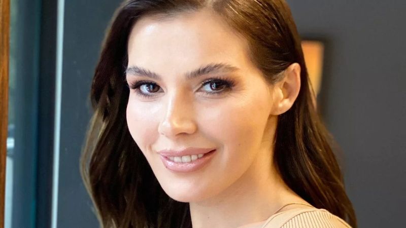 Dekoltesi göz kamaştırdı! Hatice Şendil'in pozları sosyal medyayı salladı... 'Kalpten götürür'