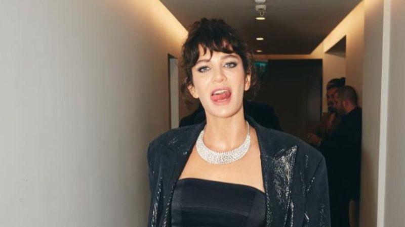 Berrak Tüzünataç cüretkarlığı artırdı! İki erkekle yatakta: 