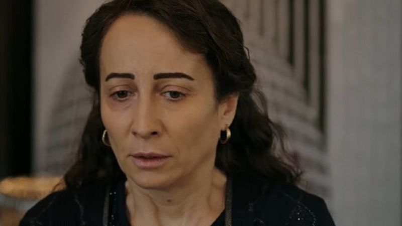 Yalı Çapkını'nın Esme'si bacak dekolteli pozlarıyla büyüledi! Sezin Bozacı'dan olay poz: 