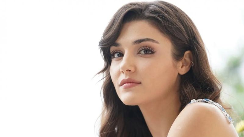 Külotlu çorabıyla sandalye tepesinde şov yaptı! Hande Erçel kıvraklığıyla yıktı: 