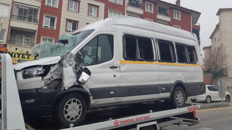 Ankara'da okul servisi devrilerek metreceler sürüklendi