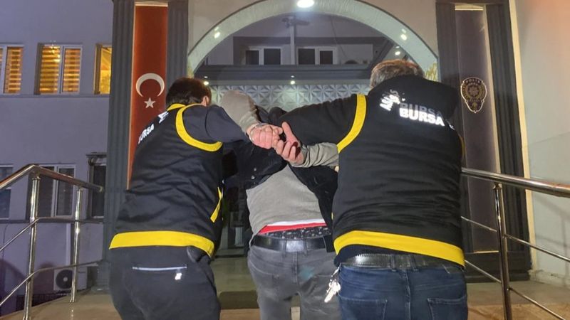 'Neden geldin' sorusuna sinirlenip 2 kişiyi vurdu