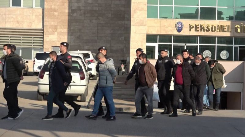 Suç örgütü operasyonunda polis ve bekçilerin de olduğu 21 şüpheli serbest