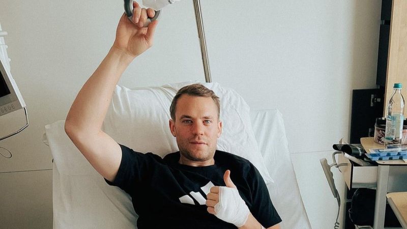 Manuel Neuer, kayak yaparken bacağını kırdı