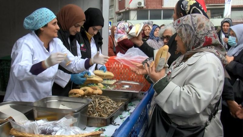 Bayrampaşa düzenlenen Balık Festivali'nde 3 ton hamsi dağıtıldı