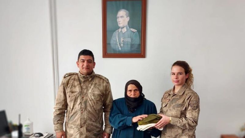 Ordulu Fatma teyze Mehmetçik için çorap ördü