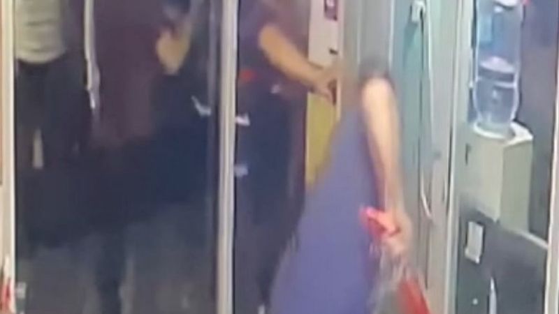 Fatih'te mülk sahibiyle otopark işletmecisi arasındaki kavga kamerada