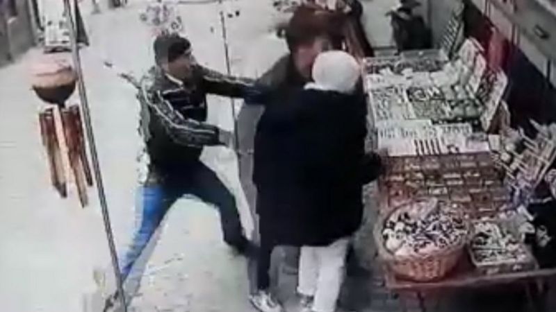 Eskişehir'de hediyelik eşya alırken bıçaklandı