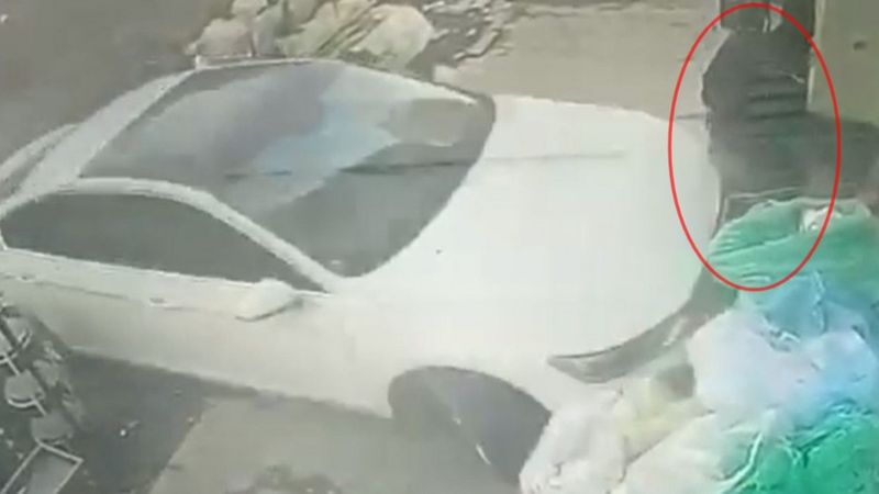 Mardin'de aracın dükkana ve çalışanına çarptığı kaza