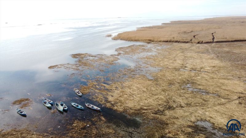 Su seviyesi düşen Beyşehir Gölü kıyıları çekiliyor