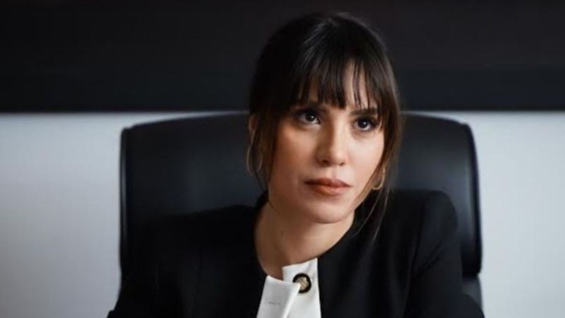 Şükran Ovalı incecik beli ve göğüs dekoltesiyle mest etti! 'Savcım yaktın bizi'