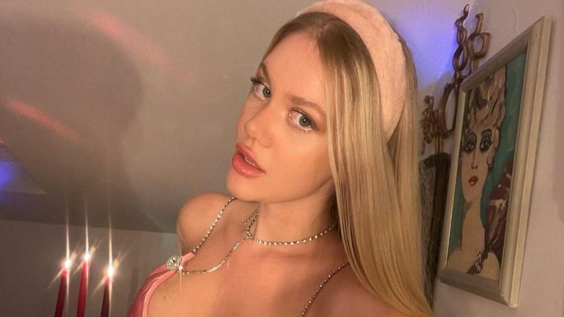 Serel Yereli vücudunu saran pembe saten elbisesiyle açıldıkça açıldı! 'Noel Anne'