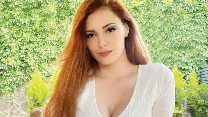 44 yaşındaki Mine Tugay derin dekoltesiyle olay oldu! Siyahlar içinde büyüledi: 