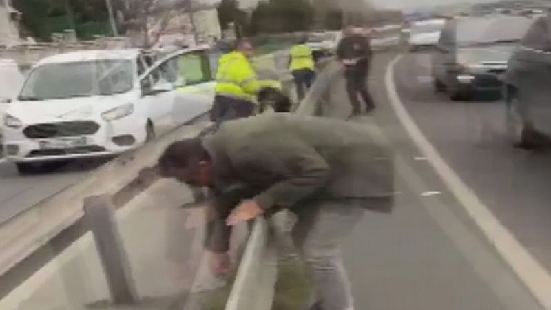 İstanbul'da, moto kuryenin taşıdığı 150 bin euro yola saçıldı