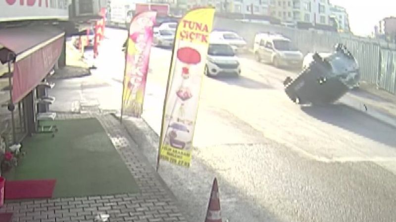 Ümraniye’de sollamaya çalıştığı araçla çarpışan cip takla attı