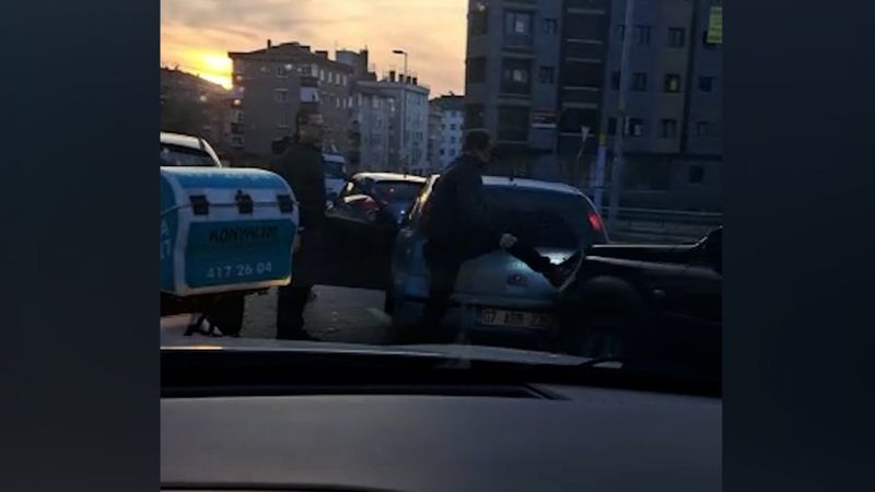İstanbul trafiğinde kaza yapan sürücüler birbirine girdi