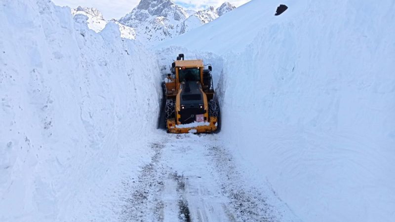 Hakkari'de askeri üs bölgesi yolunda kar kalınlığı 4 metreyi aştı