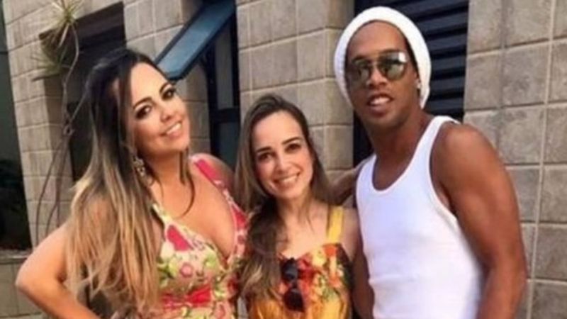 Ronaldinho iki sevgilisiyle birlikte yaşıyor 