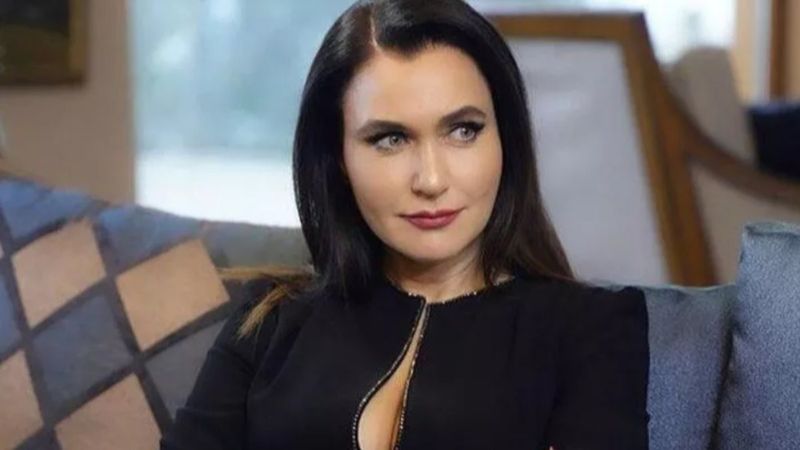 Şevval Sam göğüs dekolteli pozunu paylaştı, gören küçük dilini yuttut ! 