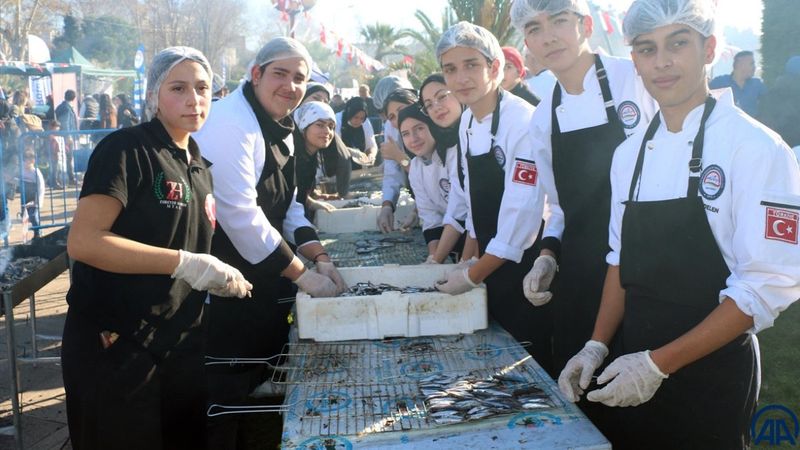 Zonguldak'ta hamsi festivalinde 15 ton balık dağıtıldı