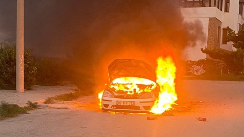 Muğla'da seyir halindeyken alev alan araç, kullanılamaz hale geldi